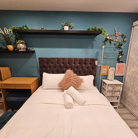 Wallwood Rooms-2